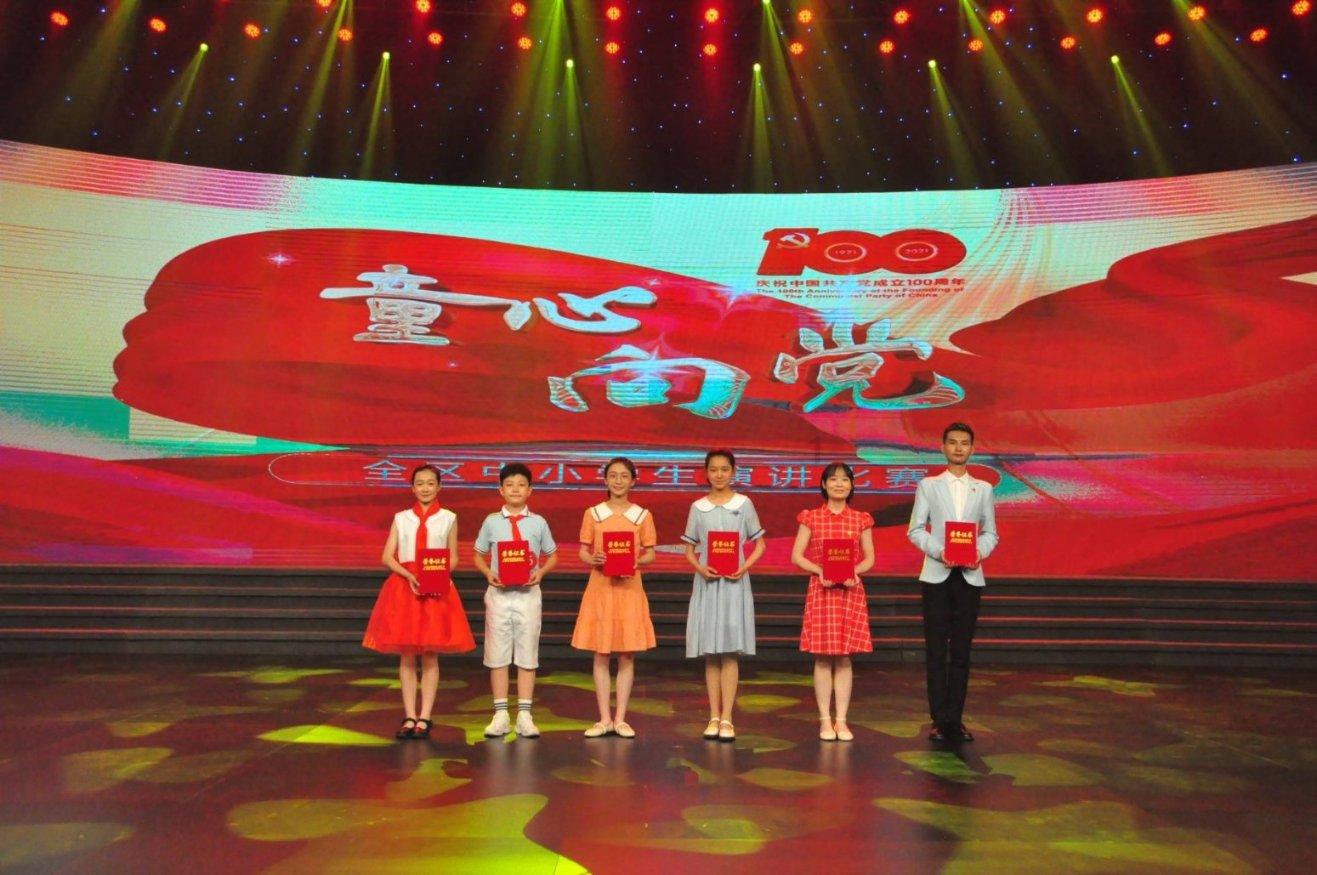 印度阅兵式大秀“女性力量” 265名女兵炫摩托特技